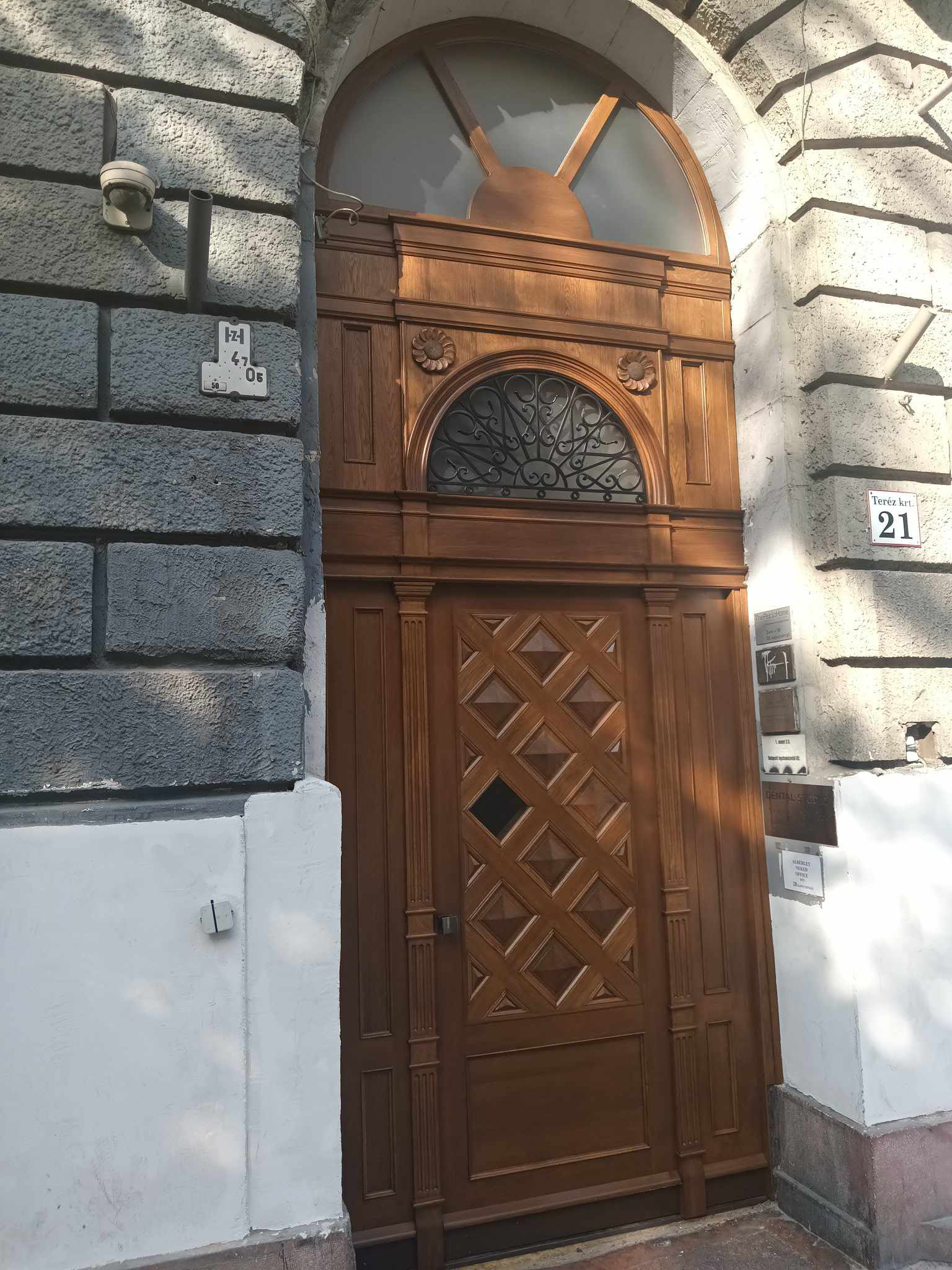 A Teréz körút 21. kapuja és homlokzati környezete